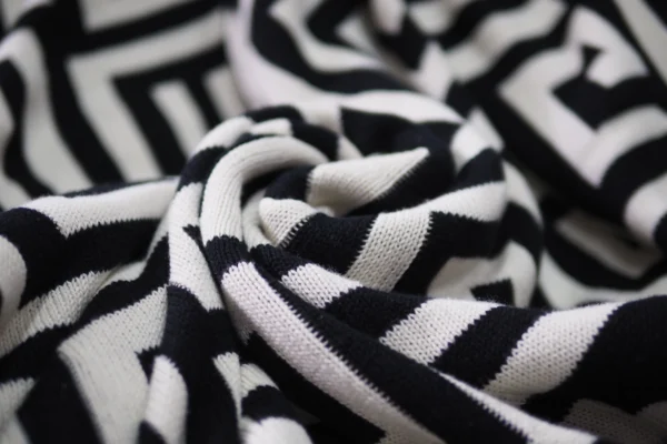 Throw blanket model: Black Fence