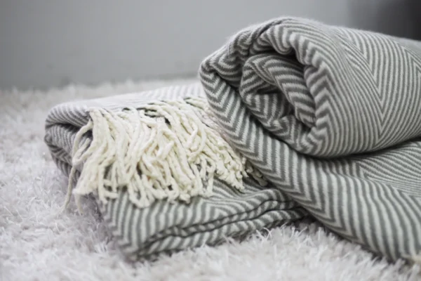 Throw blanket model: SOPHIA GREY.