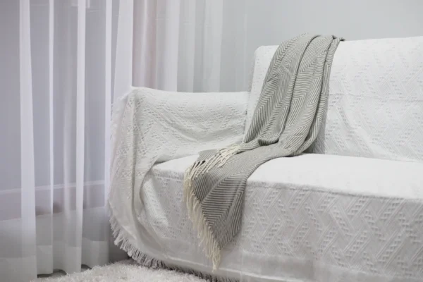 Throw blanket model: SOPHIA GREY.