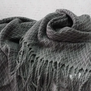Throw blanket model: Laura